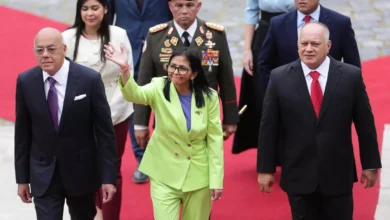 La presidenta encargada de Venezuela, Delcy Rodríguez (c), saluda junto al presidente de la Asamblea Nacional (AN), Jorge Rodríguez (i), y el ministro de Interior, Diosdado Cabello.