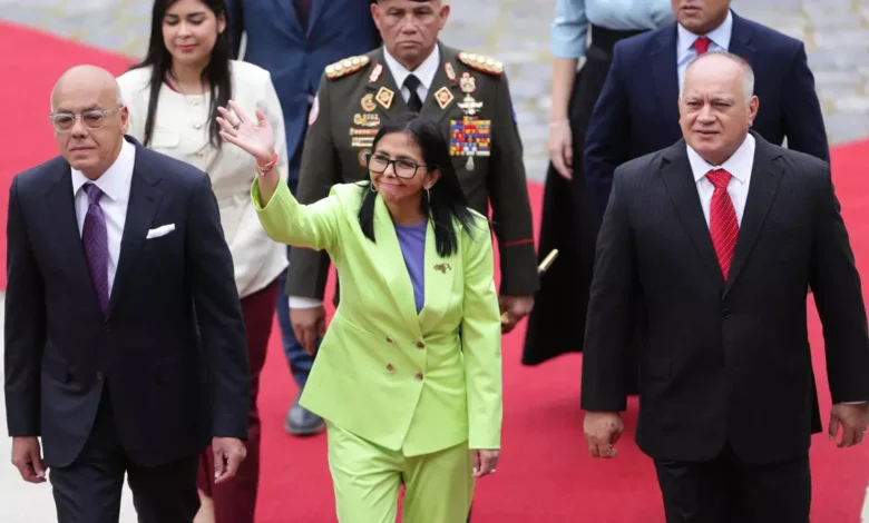 La presidenta encargada de Venezuela, Delcy Rodríguez (c), saluda junto al presidente de la Asamblea Nacional (AN), Jorge Rodríguez (i), y el ministro de Interior, Diosdado Cabello.