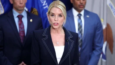 “Este es otro logro histórico en la misión de la administración Trump para destruir a los cárteles. Estos 37 miembros de los cárteles, incluyendo terroristas del cártel de Sinaloa, el ‘CJNG’ y otros, ahora pagarán por sus crímenes contra el pueblo estadunidense”, dijo Pamela Bondi.