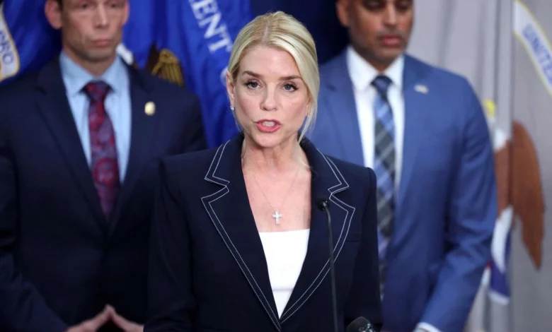 “Este es otro logro histórico en la misión de la administración Trump para destruir a los cárteles. Estos 37 miembros de los cárteles, incluyendo terroristas del cártel de Sinaloa, el ‘CJNG’ y otros, ahora pagarán por sus crímenes contra el pueblo estadunidense”, dijo Pamela Bondi.