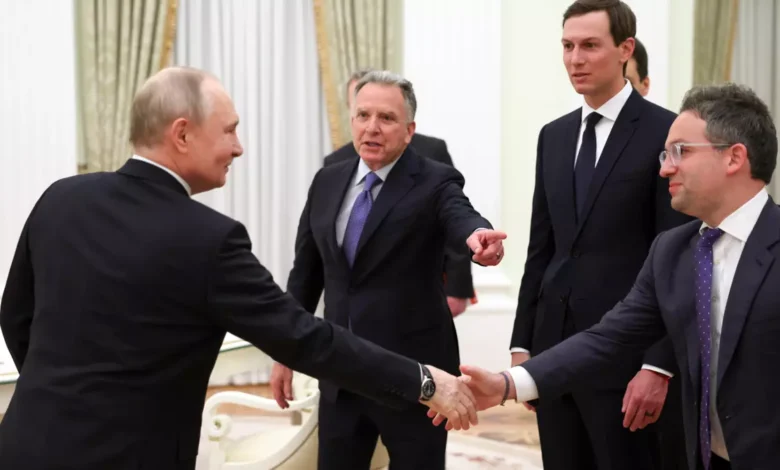 El presidente ruso, Vladímir Putin, estrecha la mano un representante de EEUU junto al enviado especial de Trump, Steve Witkoff, y su yerno, Jared Kushner, antes de una reunión en el Kremlin, en Moscú, previa a la Abu Dab