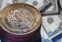 Cuando el peso se fortalece frente al dólar, los hogares que reciben remesas obtienen una menor cantidad de pesos a la hora de hacer el cambio de moneda.