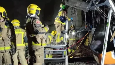 Agentes de los bomberos intervienen en los restos de la cabina del tren de Rodalies que ha impactado