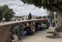 Israelíes buscan refugio mientras Irán lanza misiles y drones hacia Israel tras los ataques estadounidenses e israelíes, en Jerusalén