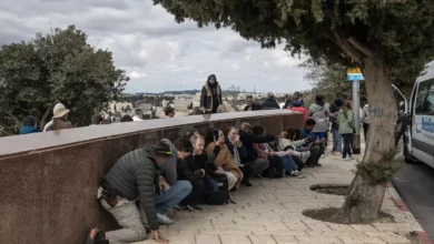 Israelíes buscan refugio mientras Irán lanza misiles y drones hacia Israel tras los ataques estadounidenses e israelíes, en Jerusalén