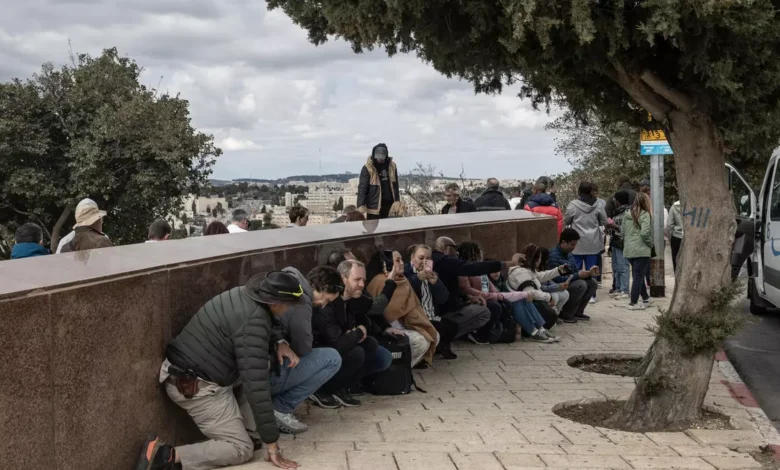 Israelíes buscan refugio mientras Irán lanza misiles y drones hacia Israel tras los ataques estadounidenses e israelíes, en Jerusalén
