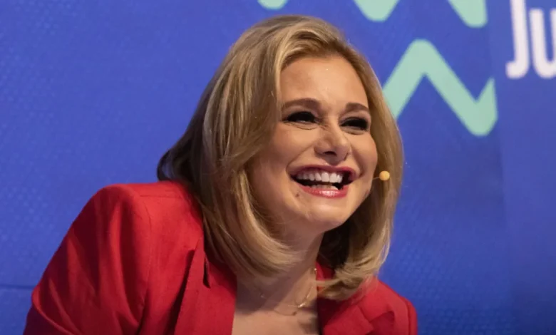 Maru Campos ha destinado más de 837 millones de pesos en comunicación social y publicidad oficial, una cifra que rebasa en 378% el presupuesto aprobado por el Congreso del Estado, denunció la diputada de Morena Jael Argüelles.