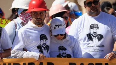 Familiares de Antonio Esparza, uno de los diez mineros asesinados en Concordia, Sinaloa. Foto: AP/Luis Gutiérrez.