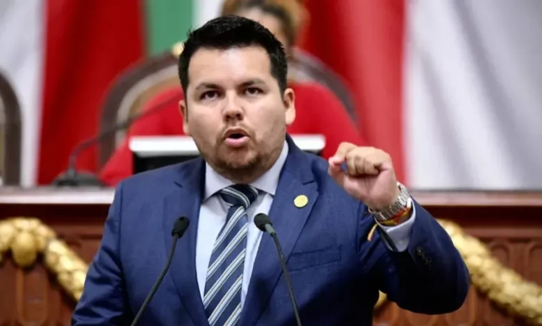 Raúl Torres, el diputado migrante que puso a su esposa como suplente