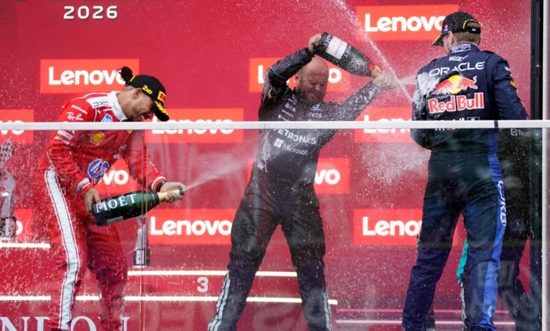 El piloto británico de Ferrari, Lewis Hamilton, el técnico principal de materiales compuestos del equipo Mercedes, Dean Hale, el piloto holandés de Red Bull Racing, Max Verstappen, y el ganador de la carrera, el piloto italiano de Mercedes, Kimi Antonelli