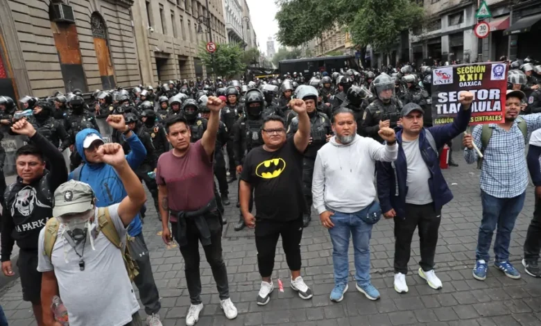 Blindan el Zócalo Tras Choques Entre Maestros y Policías en el Centro de la CDMX 1 Blindan el Zócalo Tras Choques Entre Maestros y Policías en el Centro de la CDMX