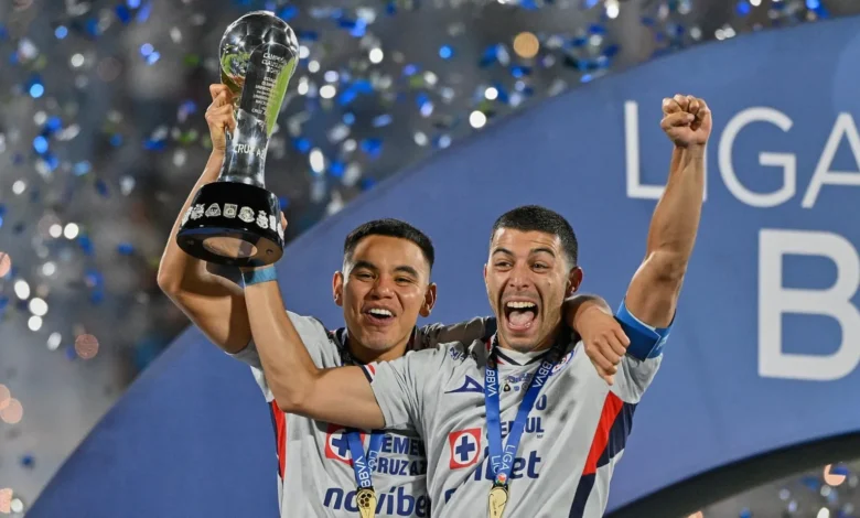 Cruz Azul Ya Superó a Chivas en Títulos Oficiales y Ahora Persigue al América 1 Charly Rodríguez y Erik Lira con la décima