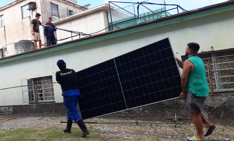 Cuba busca alivio a su emergencia energética con nuevos incentivos al sector privado 1 Varios hombres trabajan en la instalación de paneles fotovoltaicos en el exterior de una vivienda, en La Habana. El Estado quiere incentivar que los productores de energía fotovoltaica del sector residencial vendan su excedente a la red eléctrica nacional