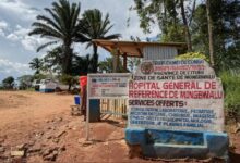 Entrada al hospital de la población de Mongbwalu, en la provincia de Ituri, este de la República Democrática del Congo, donde la organización Médicos Sin Fronteras trabaja para atender el brote de ébola desatado este mayo. La Organización Mundial de la Salud pide un alto el fuego en toda esa región donde actúan movimientos insurgentes armados, para posibilitar la asistencia a las personas y contener la enfermedad que amenaza ya a países vecinos.