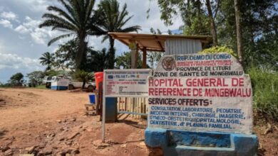 Entrada al hospital de la población de Mongbwalu, en la provincia de Ituri, este de la República Democrática del Congo, donde la organización Médicos Sin Fronteras trabaja para atender el brote de ébola desatado este mayo. La Organización Mundial de la Salud pide un alto el fuego en toda esa región donde actúan movimientos insurgentes armados, para posibilitar la asistencia a las personas y contener la enfermedad que amenaza ya a países vecinos.