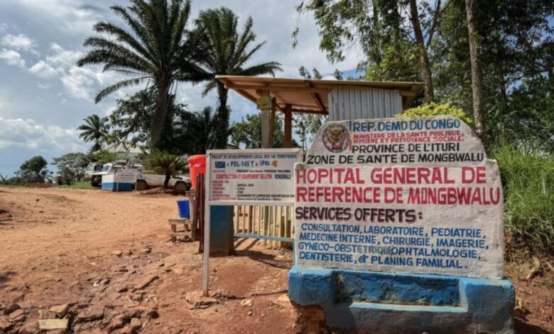 Entrada al hospital de la población de Mongbwalu, en la provincia de Ituri, este de la República Democrática del Congo, donde la organización Médicos Sin Fronteras trabaja para atender el brote de ébola desatado este mayo. La Organización Mundial de la Salud pide un alto el fuego en toda esa región donde actúan movimientos insurgentes armados, para posibilitar la asistencia a las personas y contener la enfermedad que amenaza ya a países vecinos.