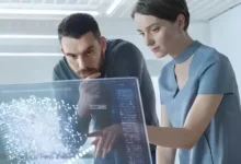 La extracción ilegal de datos de la web, incluidos datos personales, alimenta el suministro de productos de inteligencia artificial generativa en sistemas que perpetúan la violación masiva de la privacidad, segpún Amnistía Internacional. La organización pide, como también hizo el papa León XIV en su reciente encíclica, que los Estados establezcan reglas y exijan responsabilidades a las empresas sobre esos diseños y decisiones empresariales.