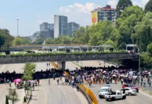 Maestros de la CNTE cierran ambos sentidos de Circuito Interior, a la altura de Paseo de la Reforma, en la Ciudad de México