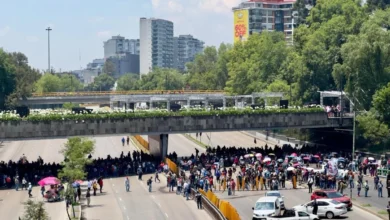 Maestros de la CNTE cierran ambos sentidos de Circuito Interior, a la altura de Paseo de la Reforma, en la Ciudad de México