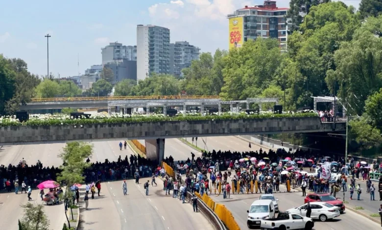 Maestros de la CNTE cierran ambos sentidos de Circuito Interior, a la altura de Paseo de la Reforma, en la Ciudad de México