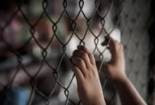 La política migratoria de Trump convierte la detención de niños migrantes en castigo público y herramienta de presión electoral.