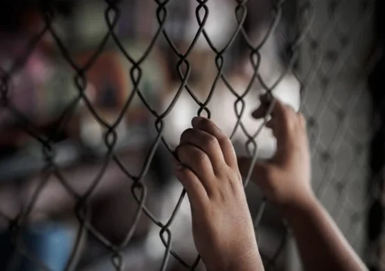 Niños Migrantes Tras las Rejas: La Crisis Humanitaria que Estados Unidos Prefiere Normalizar 1 La política migratoria de Trump convierte la detención de niños migrantes en castigo público y herramienta de presión electoral.