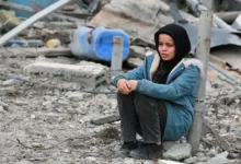 Una niña entre las ruinas de edificios en Gaza.