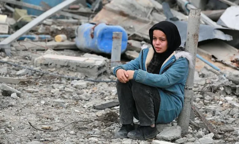 Una niña entre las ruinas de edificios en Gaza.
