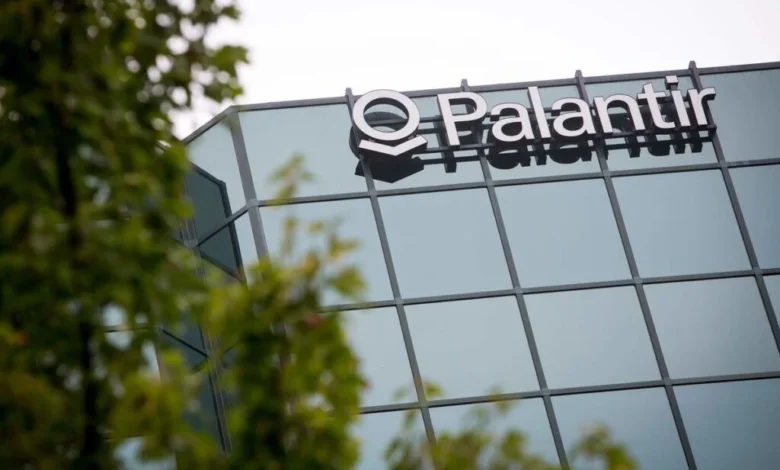 Palantir gana terreno en América Latina mientras gobiernos buscan inteligencia artificial para seguridad, control migratorio, aduanas y vigilancia estratégica.