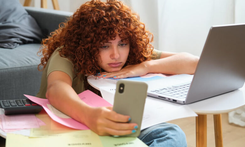 Este fenómeno refleja una mente que salta entre estímulos sin conseguir procesarlos en profundidad, una consecuencia de cómo está estructurada la vida social y del uso de la tecnología. Una desconexión y desintoxicación digital es clave para recuperar el pensamiento claro