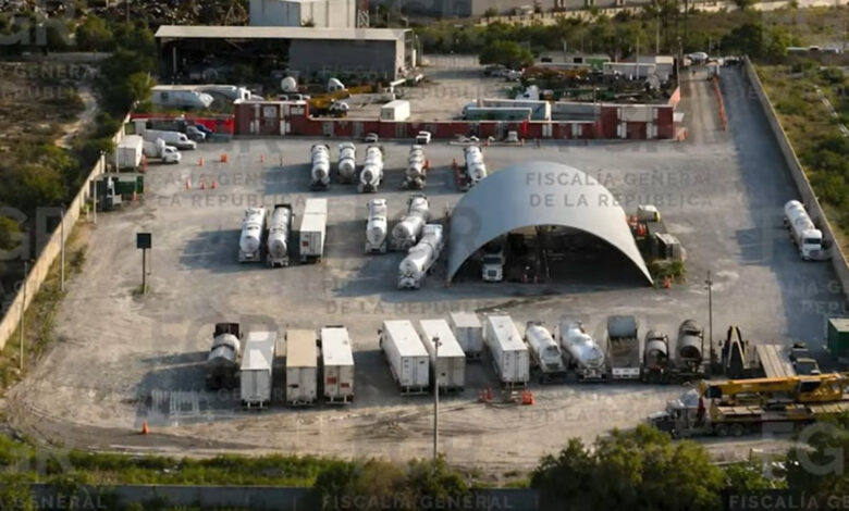 ¿Qué fue lo encontrado en Cadereyta? Las autoridades encontraron 671 mil litros de posible hidrocarburo, 400 mil litros de liquido color negro y amarillo.