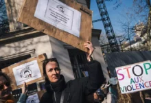 Varias madres sostienen carteles con el lema 'MeTooEcole' para denunciar el escándalo de abusos durante una protesta en París