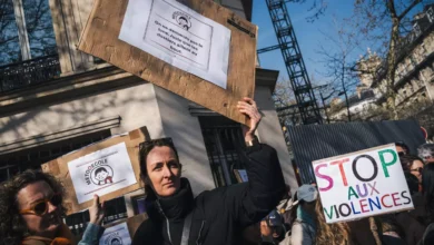 Escándalo sacude París: investigan más de 100 escuelas por abusos y violencia contra menores 10 Varias madres sostienen carteles con el lema 'MeTooEcole' para denunciar el escándalo de abusos durante una protesta en París