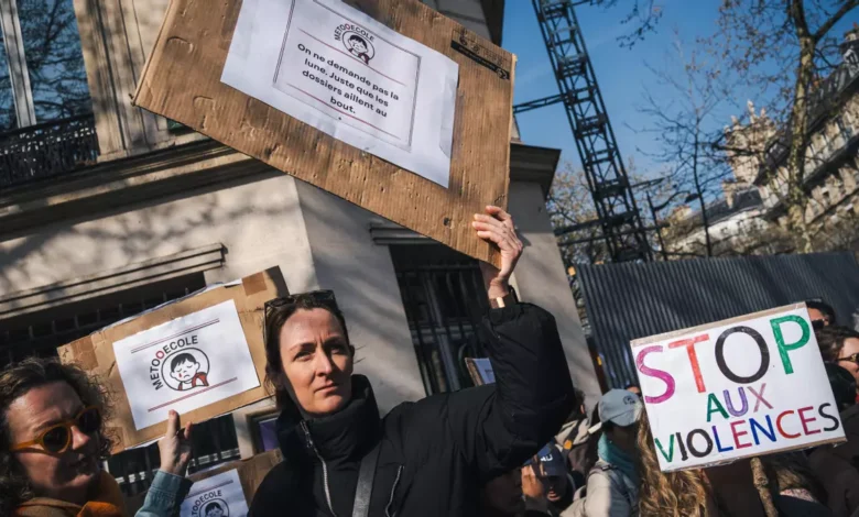 Escándalo sacude París: investigan más de 100 escuelas por abusos y violencia contra menores 1 Varias madres sostienen carteles con el lema 'MeTooEcole' para denunciar el escándalo de abusos durante una protesta en París