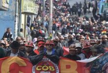 Dirigentes y afiliados a la Central Obrera Boliviana han marchado esta semana por las calles de la capital exigiendo la renuncia del presidente Rodrigo Paz. El mandatario descarta esa posibilidad, acusa al expresidente Evo Morales de instigar su derrocamiento, y ha llamado al diálogo para discutir algunas reivindicaciones de los trabajadores, pero no sobre su cargo