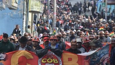 Dirigentes y afiliados a la Central Obrera Boliviana han marchado esta semana por las calles de la capital exigiendo la renuncia del presidente Rodrigo Paz. El mandatario descarta esa posibilidad, acusa al expresidente Evo Morales de instigar su derrocamiento, y ha llamado al diálogo para discutir algunas reivindicaciones de los trabajadores, pero no sobre su cargo