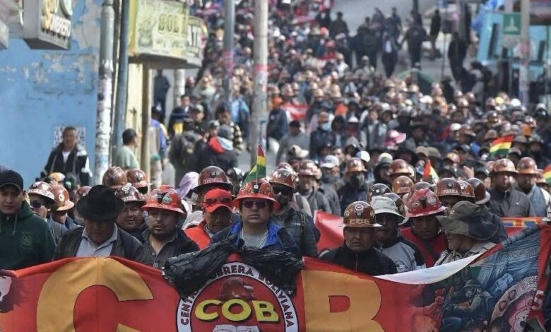 Dirigentes y afiliados a la Central Obrera Boliviana han marchado esta semana por las calles de la capital exigiendo la renuncia del presidente Rodrigo Paz. El mandatario descarta esa posibilidad, acusa al expresidente Evo Morales de instigar su derrocamiento, y ha llamado al diálogo para discutir algunas reivindicaciones de los trabajadores, pero no sobre su cargo