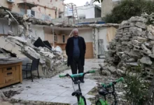 Fakhri Abu Diab junto a lo que queda de su casa familiar, demolida en 2024, en el barrio de Silwan, en Jerusalén Este