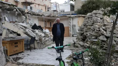 Fakhri Abu Diab junto a lo que queda de su casa familiar, demolida en 2024, en el barrio de Silwan, en Jerusalén Este