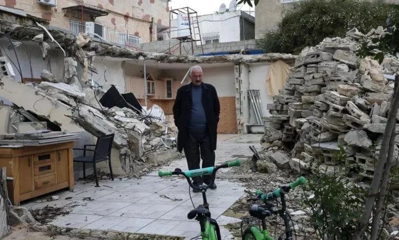 Fakhri Abu Diab junto a lo que queda de su casa familiar, demolida en 2024, en el barrio de Silwan, en Jerusalén Este