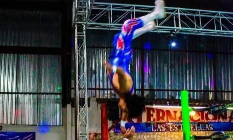 Tragedia en la Lucha Libre: Muere “Piloto Suicida” Tras Caer de Cabeza en Plena Función 1 La lucha libre mexicana vive uno de sus momentos más dolorosos tras la muerte de José Calzada Salazar, conocido como Piloto Suicida.